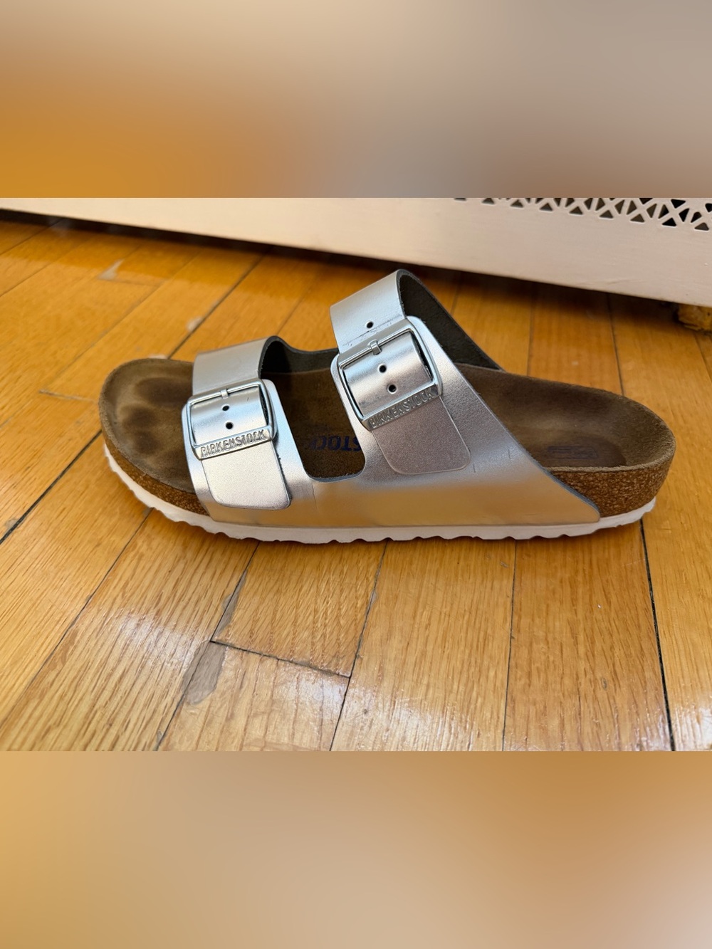 Birkenstock women’s Metallic Silver Arizona Sandal, softbed, size 41 narrow - Picture 6 of 9